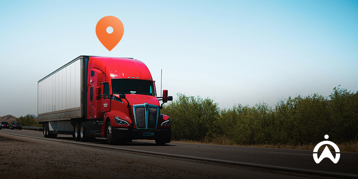 Truk kontainer merah melaju di jalan tol dengan ikon GPS sebagai solusi efisiensi manajemen armada truk logistik.