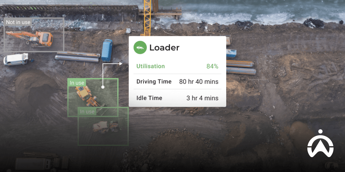 Pemandangan dari atas area konstruksi dengan alat berat loader yang dipantau menggunakan GPS tracker Jakarta untuk melacak waktu kerja dan idle.