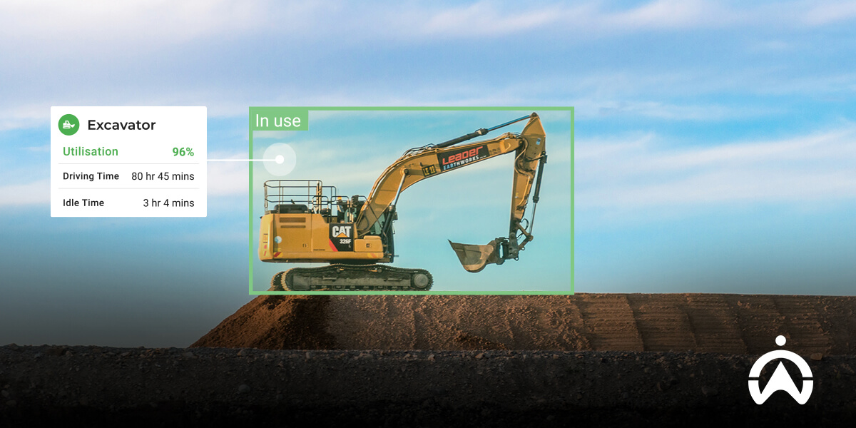 Alat berat ekskavator kuning sedang beroperasi di area proyek dengan sistem GPS excavator untuk pemantauan kinerja efisien.