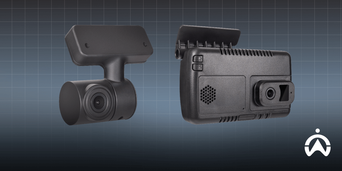 Kamera dashcam mobil dual lensa berwarna hitam untuk meningkatkan keamanan berkendara, cocok sebagai referensi sebelum mencari tahu harga pemasangan dashcam mobil.