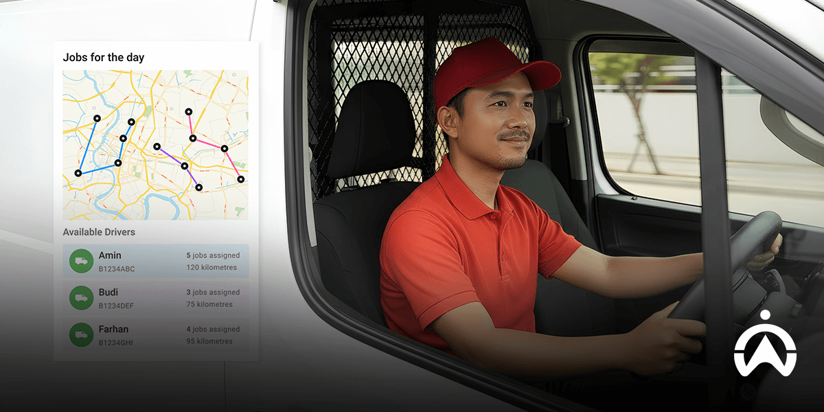Pengemudi kurir berseragam merah melihat rute di layar digital, contoh penerapan fleet management system terbaik dalam operasional logistik.