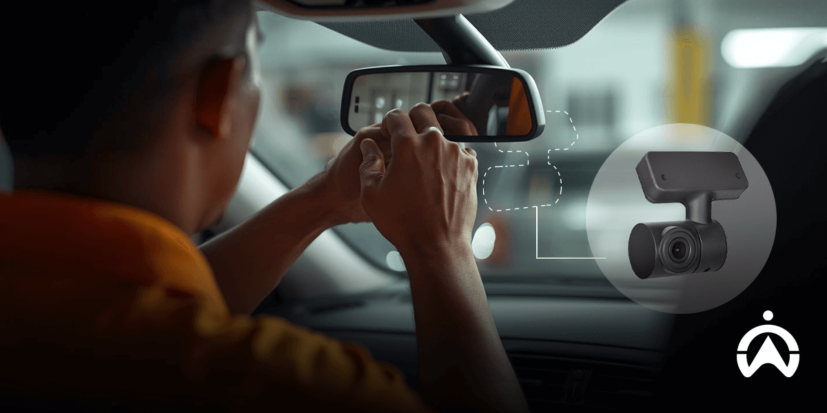 Proses pemasangan dashcam mobil di dekat kaca spion dalam untuk meningkatkan keamanan berkendara.
