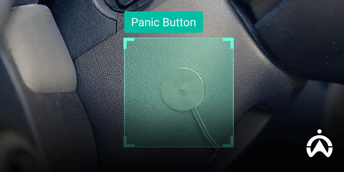 Tombol panic button darurat di dasbor kendaraan yang terhubung dengan aplikasi fleet management system terbaik dari Cartrack.