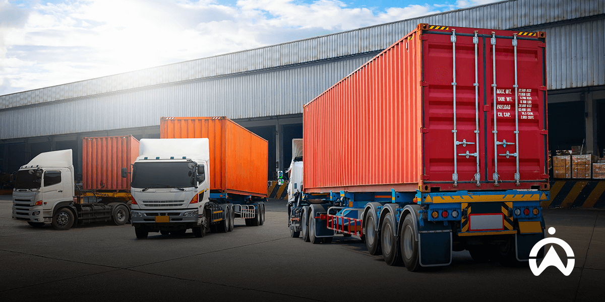 Penerapan fleet management software dan fungsinya pada armada truk kargo di area kontainer gudang.