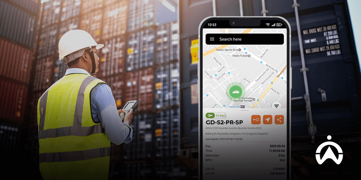 Pekerja pelabuhan memeriksa aplikasi fleet management software dan fungsinya untuk memantau pengiriman di antara kontainer.